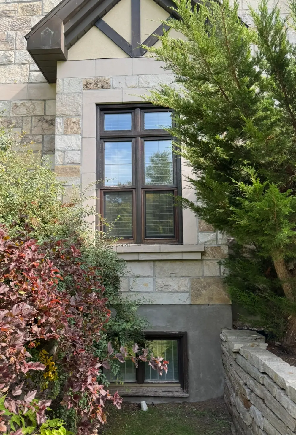 Fenêtre en bois d’une maison ancienne en pierre
