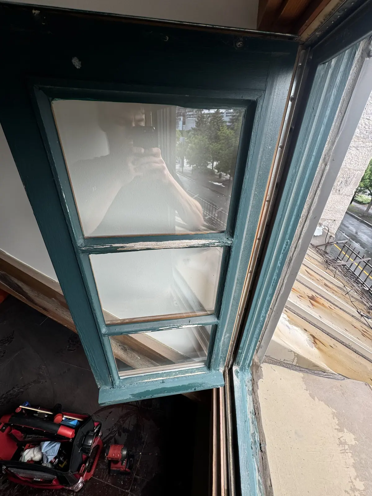 Battant de fenêtre en bois en cours de restauration