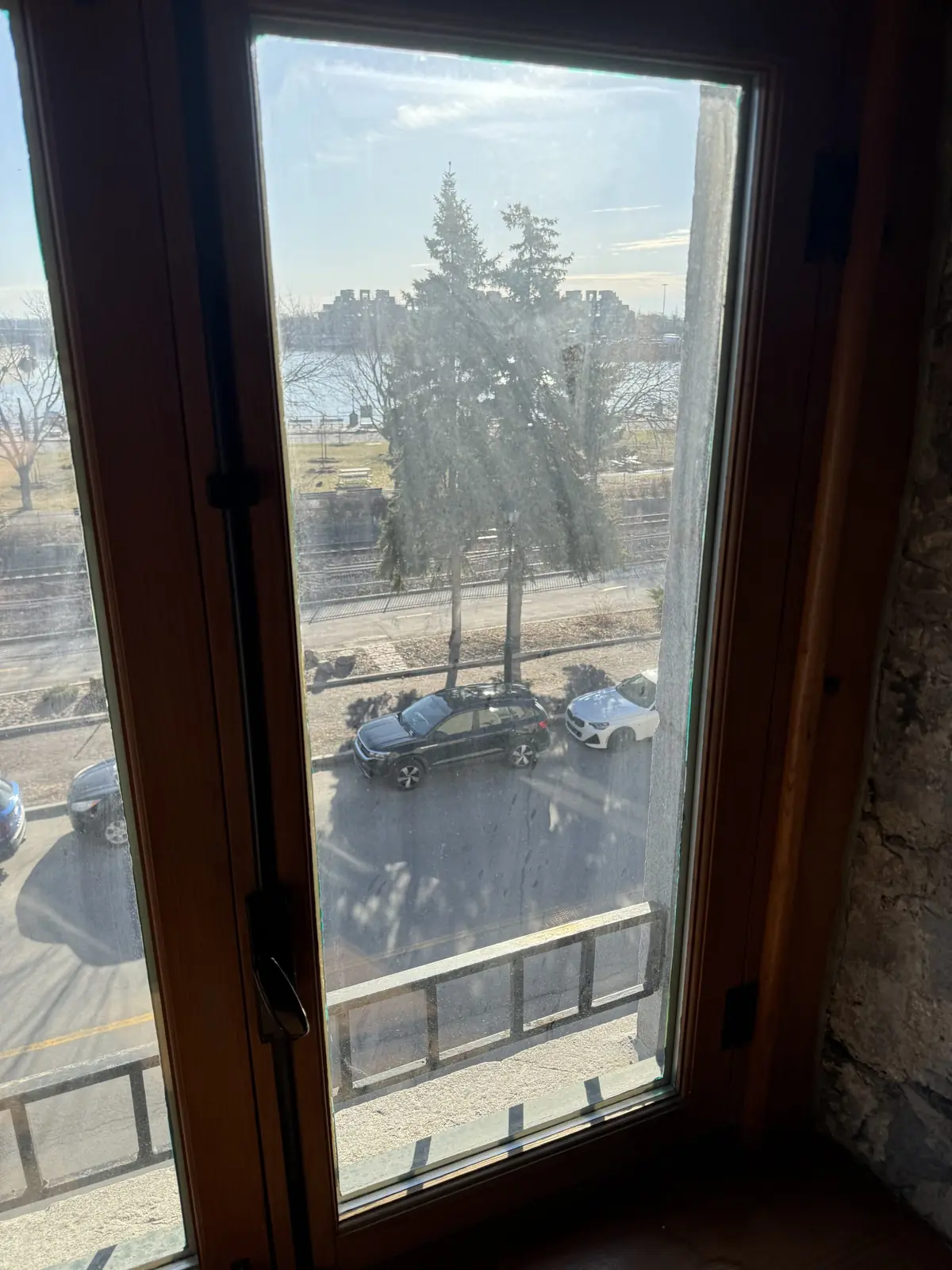 Fenêtre en bois restaurée, vue de l’intérieur