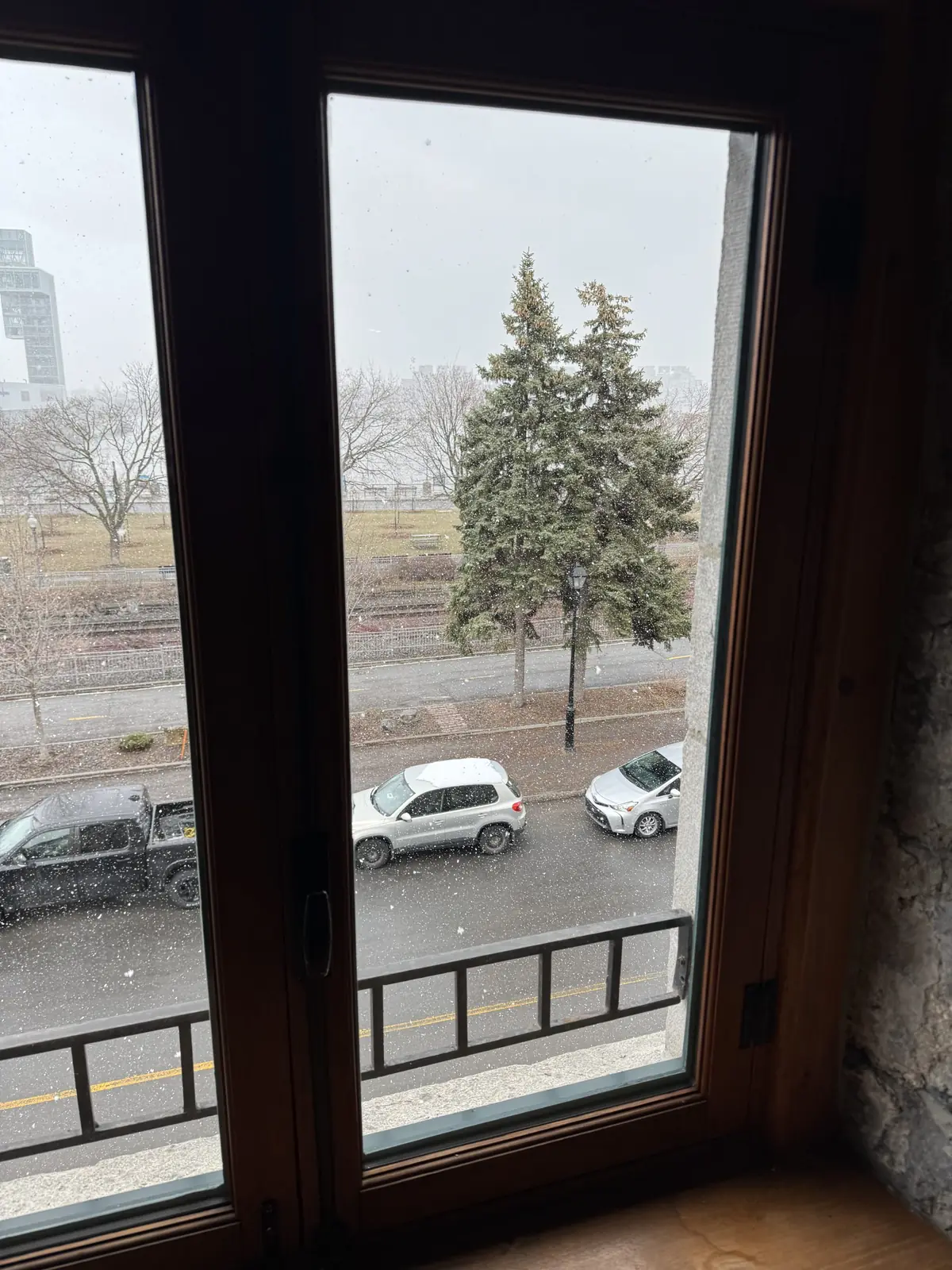 Fenêtre en bois restaurée, vue de l’intérieur